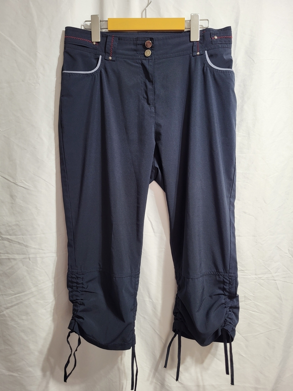 Marie Claire Boutiques Navy Capris, Size Medium (Waist 32)